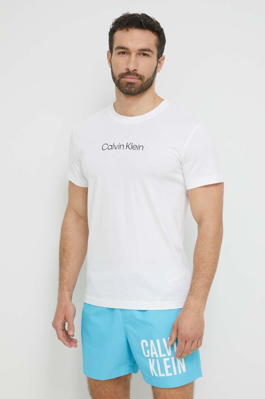 Calvin Klein Bavlněné plážové tričko bílá barva s potiskem - Pepit.cz