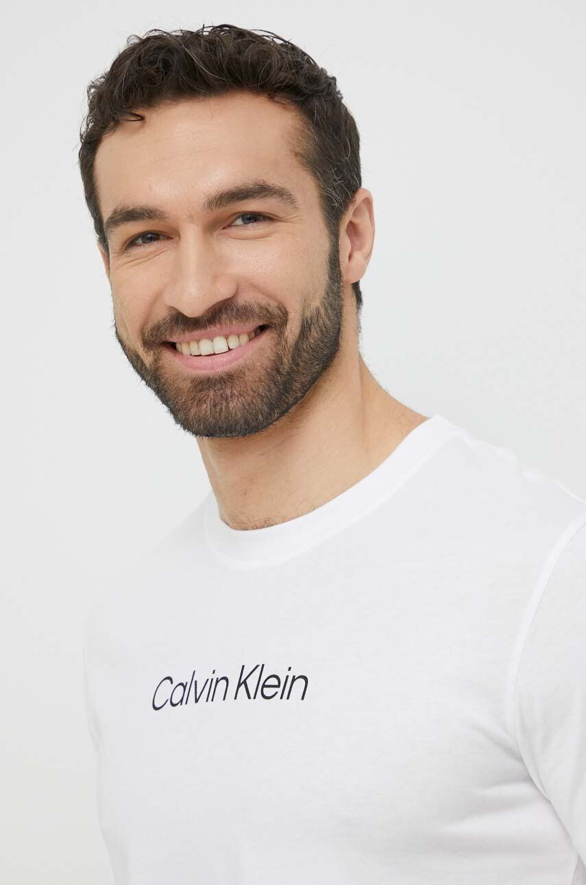 Calvin Klein Bavlněné plážové tričko bílá barva s potiskem - Pepit.cz