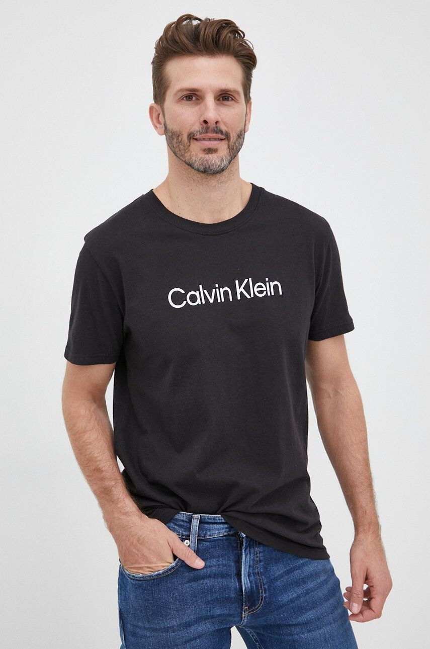 Calvin Klein Bavlněné tričko tmavomodrá barva s potiskem - Pepit.cz