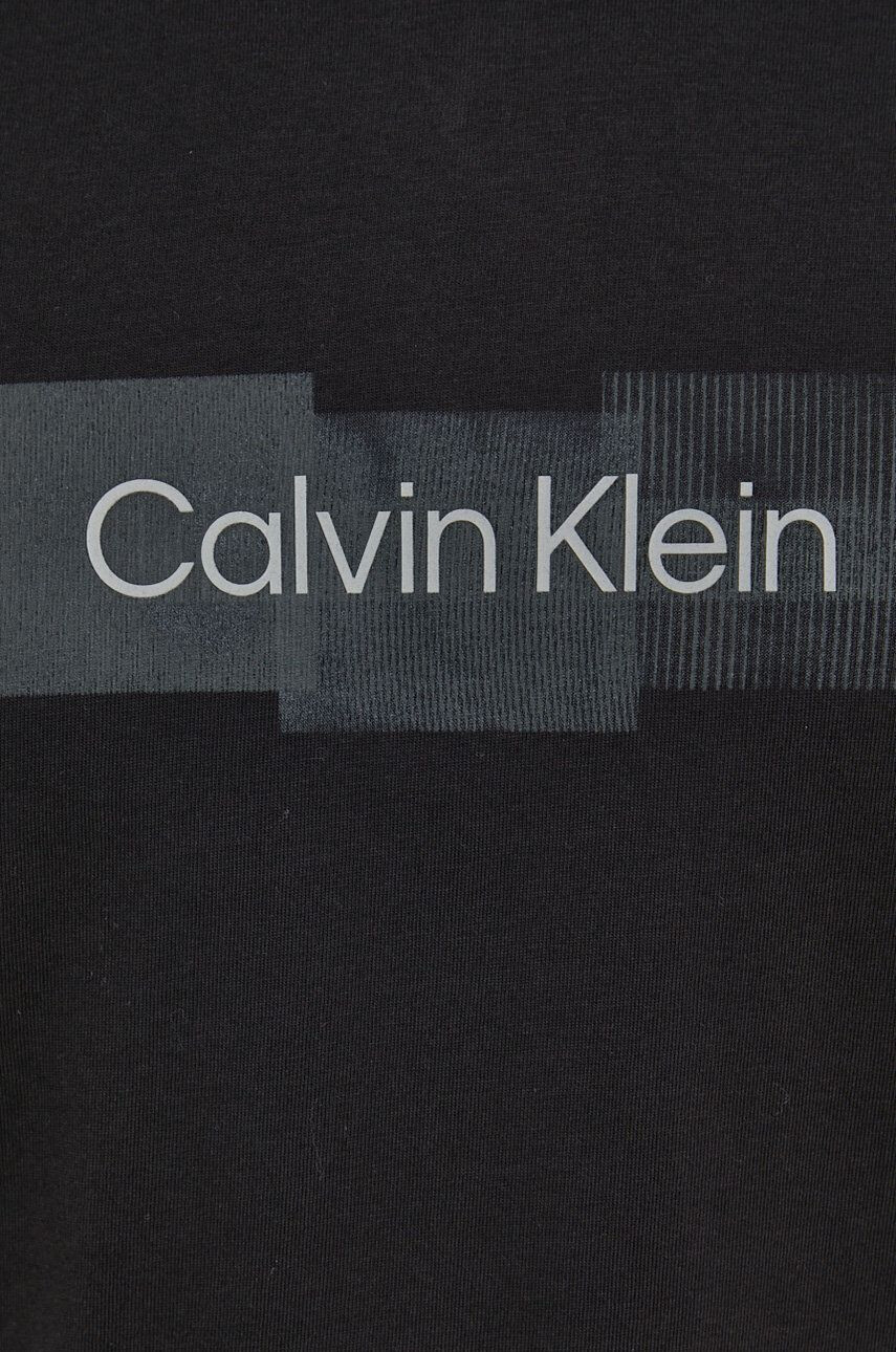 Calvin Klein Bavlněné tričko s dlouhým rukávem černá barva s potiskem - Pepit.cz