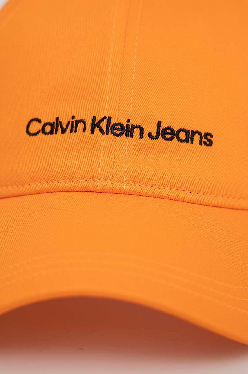 Calvin Klein Jeans Bavlněná baseballová čepice oranžová barva s aplikací - Pepit.cz