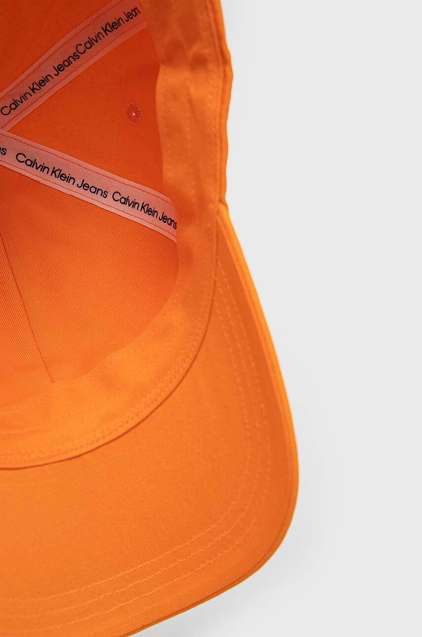 Calvin Klein Jeans Bavlněná baseballová čepice oranžová barva s aplikací - Pepit.cz