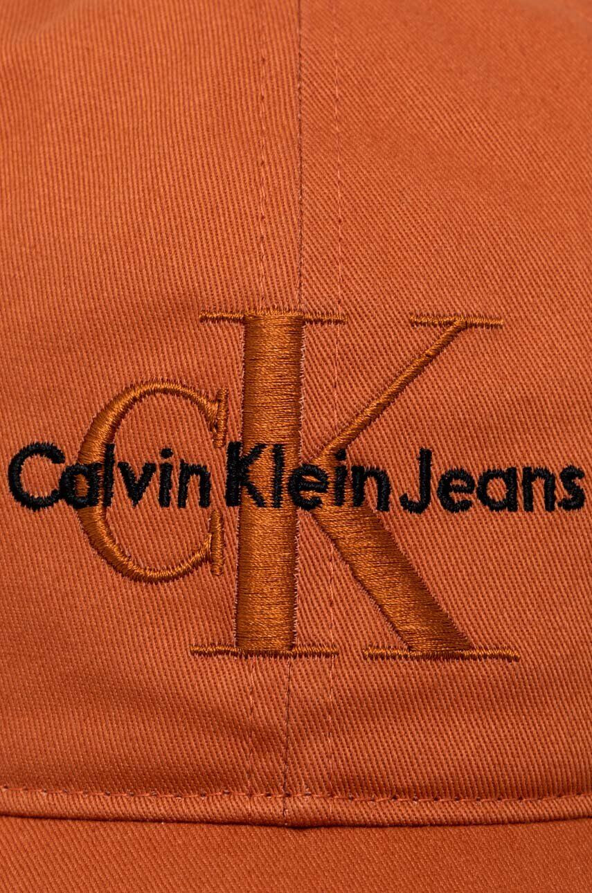 Calvin Klein Jeans Bavlněná baseballová čepice oranžová barva s aplikací - Pepit.cz