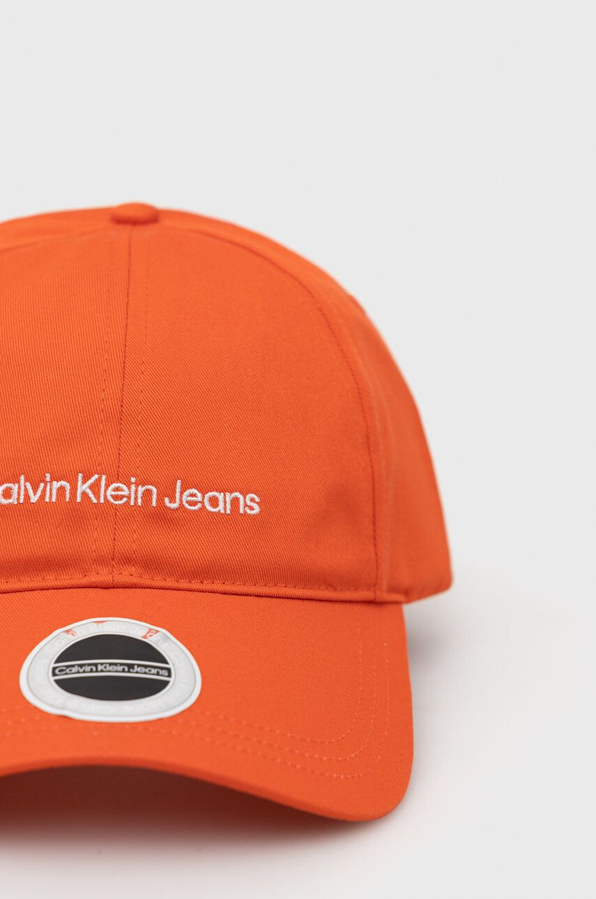 Calvin Klein Jeans Bavlněná baseballová čepice oranžová barva s aplikací - Pepit.cz