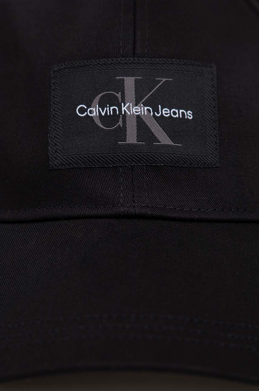 Calvin Klein Jeans Bavlněná baseballová čepice černá barva s aplikací - Pepit.cz