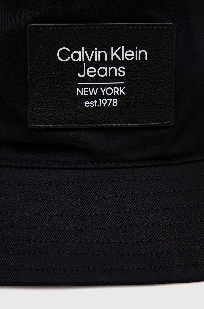 Calvin Klein Jeans Bavlněná čepice černá barva - Pepit.cz