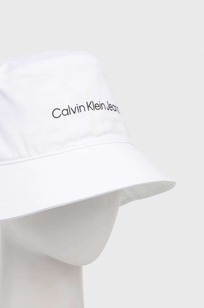 Calvin Klein Jeans Bavlněná čepice bílá barva - Pepit.cz