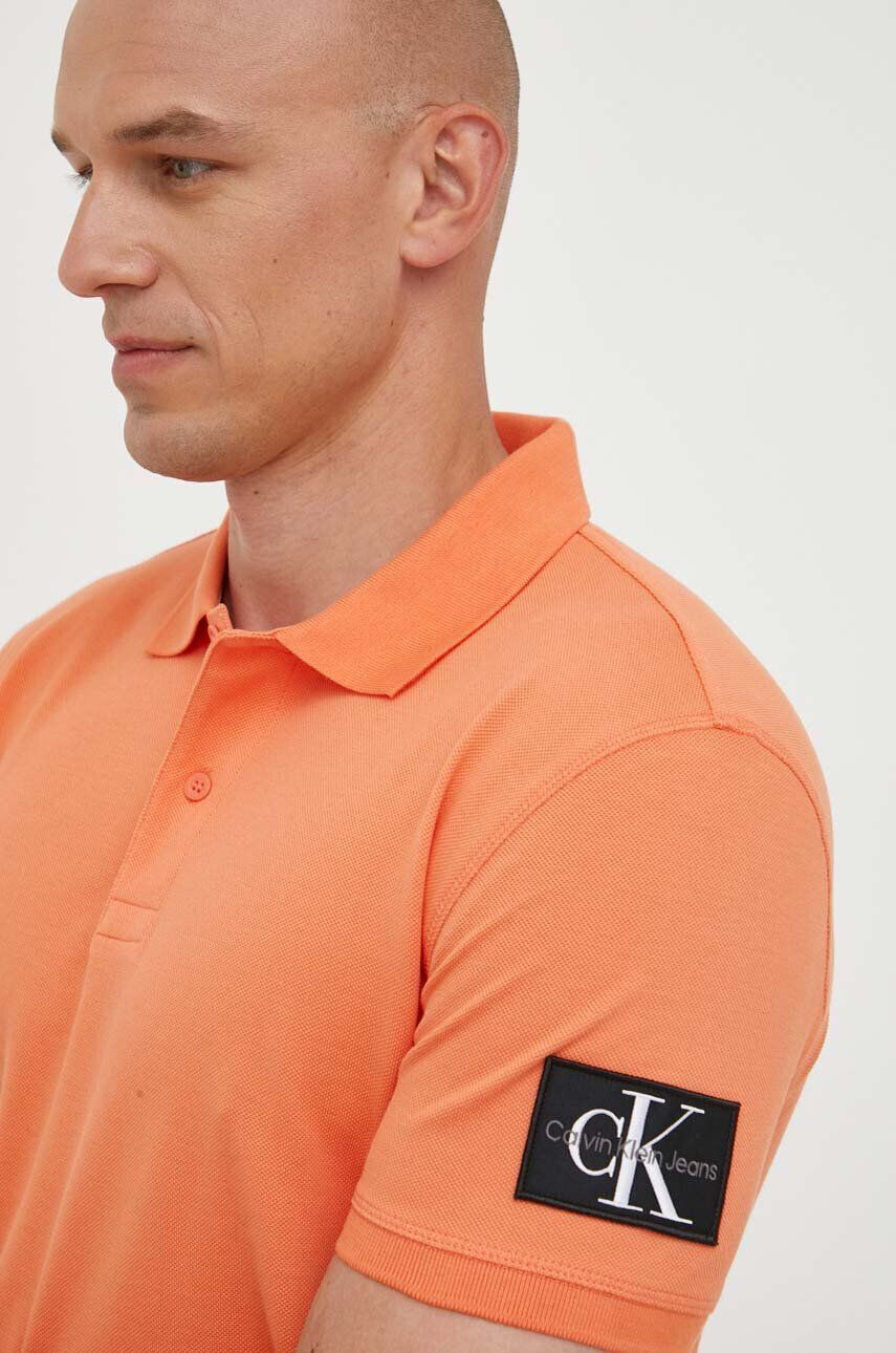 Calvin Klein Jeans Bavlněné polo tričko oranžová barva - Pepit.cz