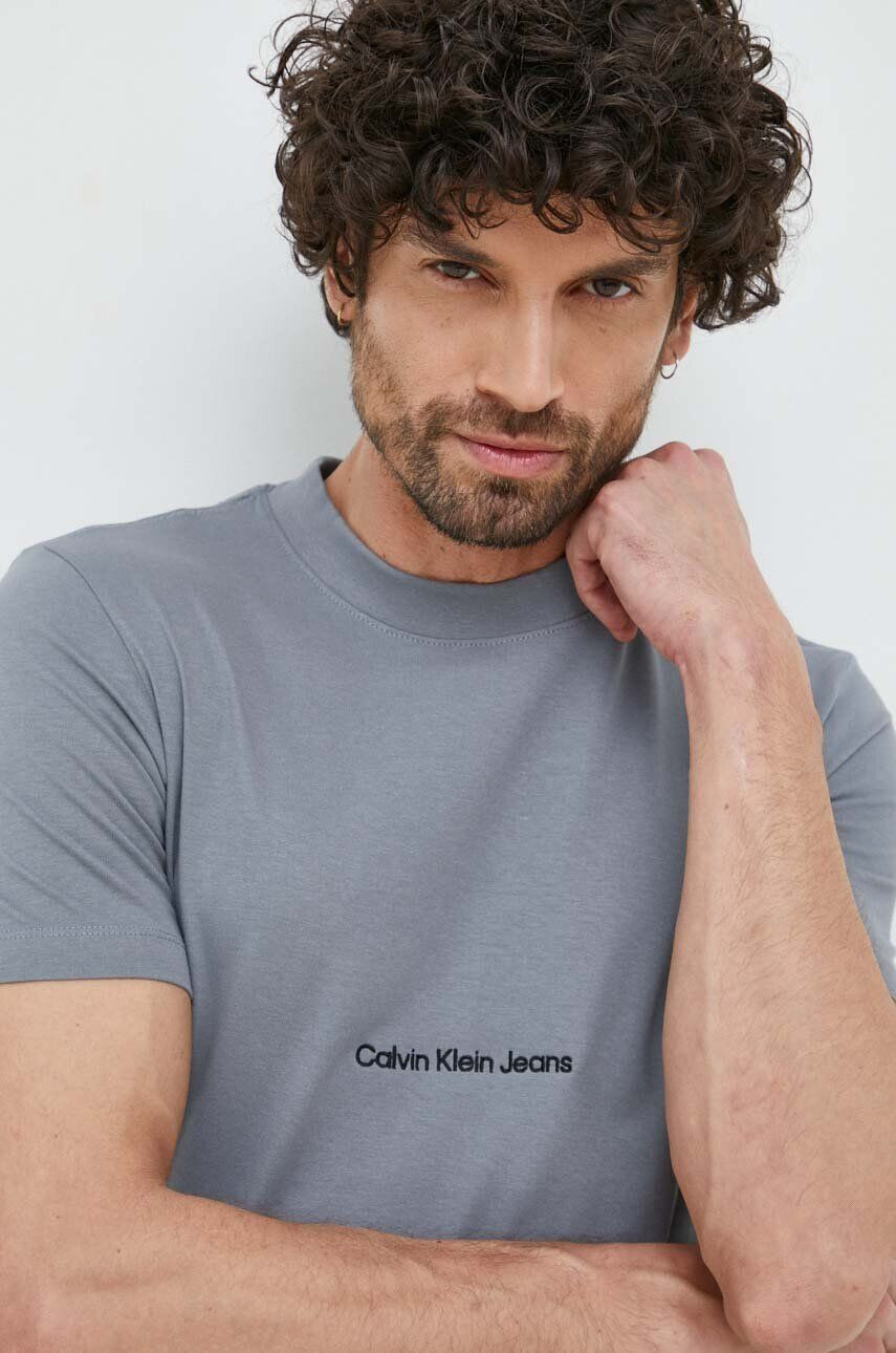 Calvin Klein Jeans Bavlněné tričko šedá barva s aplikací - Pepit.cz