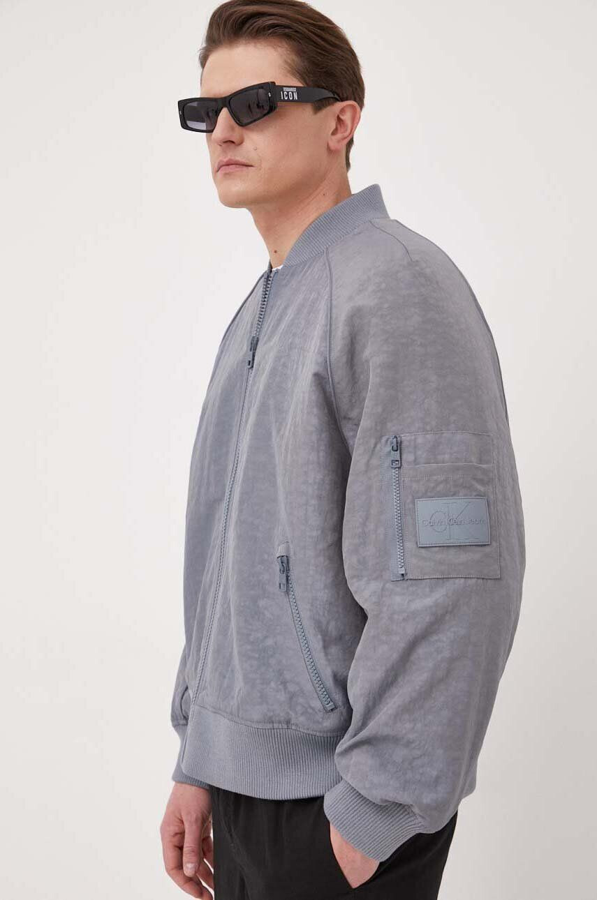 Calvin Klein Jeans Bomber bunda černá barva přechodná oversize - Pepit.cz