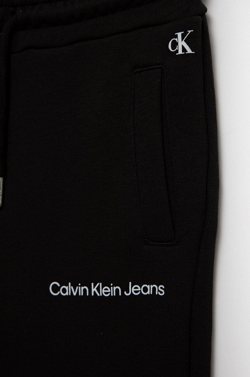 Calvin Klein Jeans Dětské tepláky černá barva hladké - Pepit.cz