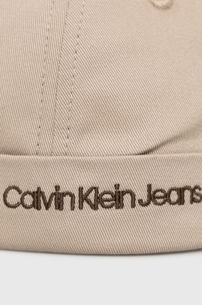 Calvin Klein Jeans Dětská bavlněná čepice béžová barva z tenké pleteniny - Pepit.cz