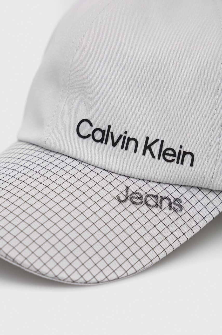 Calvin Klein Jeans Dětská bavlněná kšiltovka šedá barva - Pepit.cz