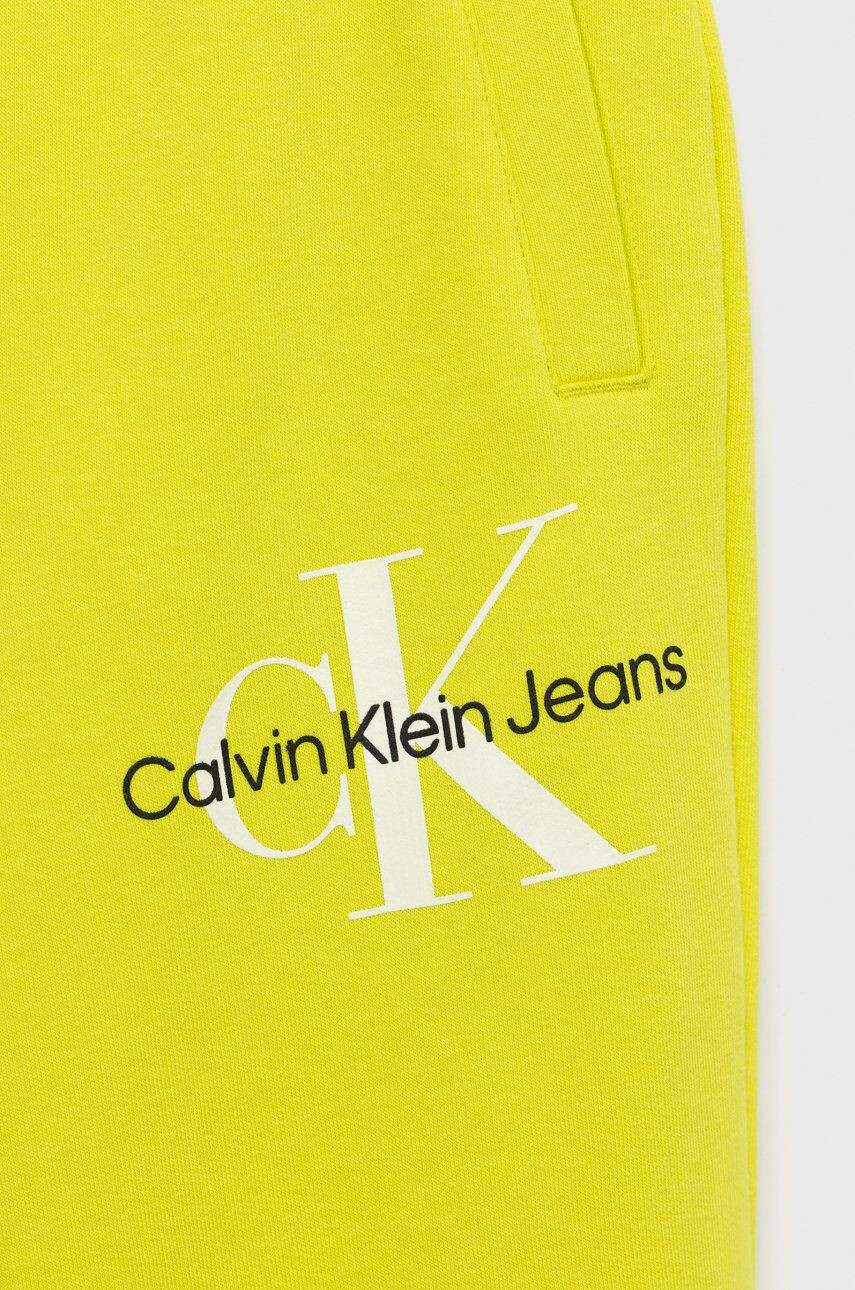 Calvin Klein Jeans Dětské tepláky zelená barva s aplikací - Pepit.cz