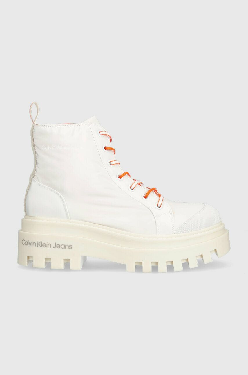 Calvin Klein Jeans Farmářky TOOTHY COMBAT BOOT SOFTNY dámské bílá barva na platformě YW0YW00948 - Pepit.cz