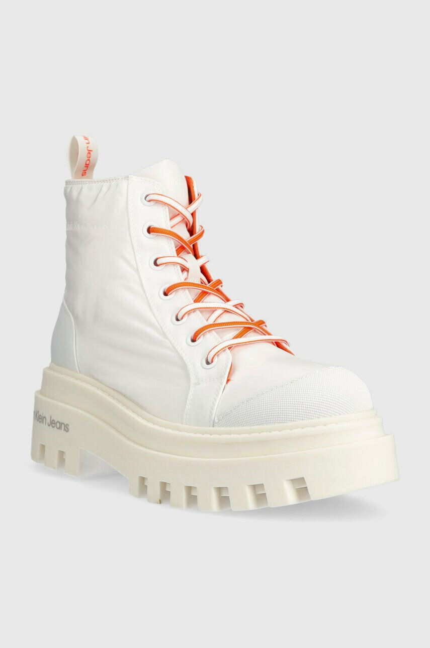 Calvin Klein Jeans Farmářky TOOTHY COMBAT BOOT SOFTNY dámské bílá barva na platformě YW0YW00948 - Pepit.cz