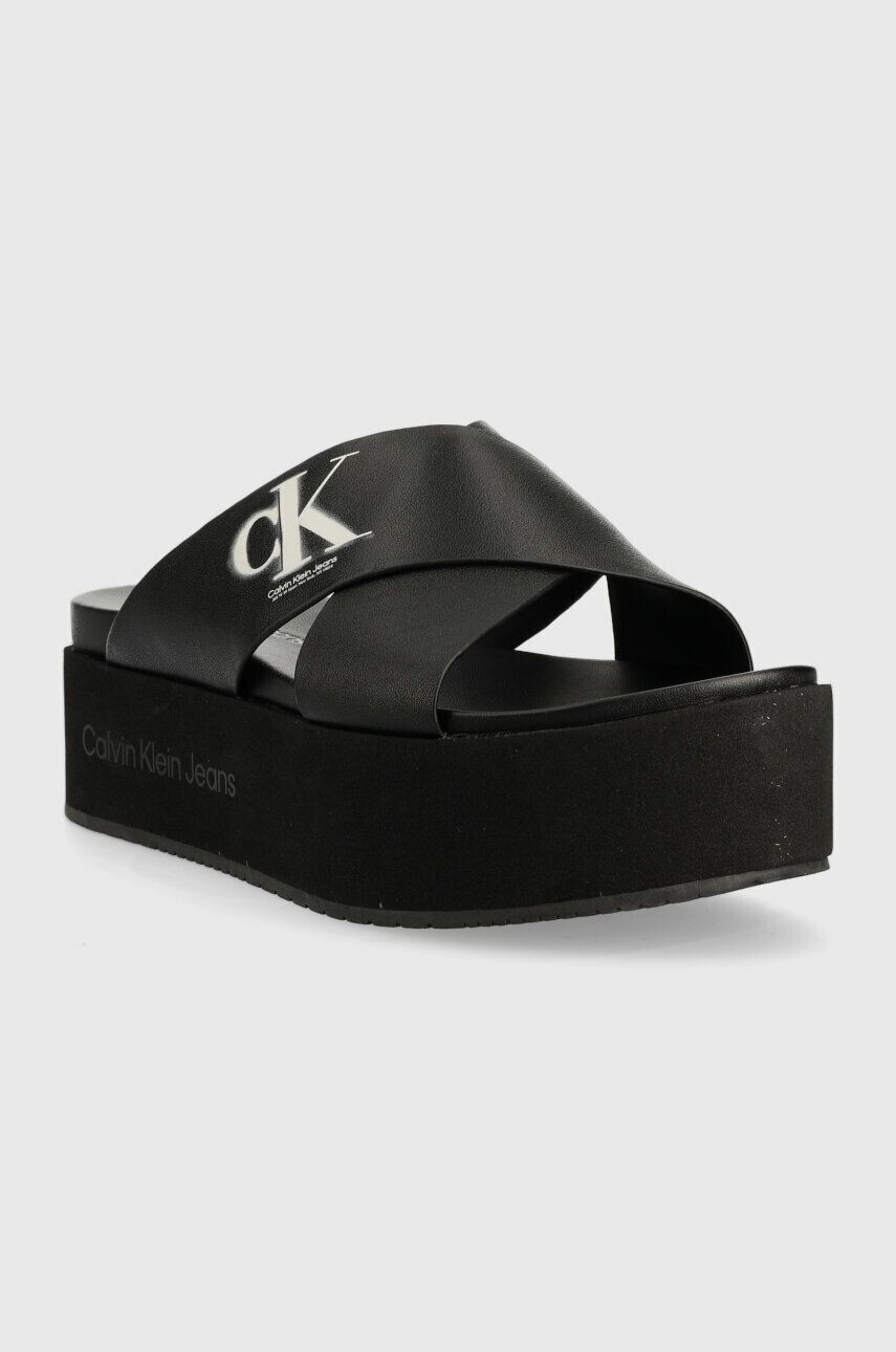 Calvin Klein Jeans Kožené pantofle FLATFORM CRISSX OVERSIZED BRAND dámské černá barva na platformě YW0YW00964 - Pepit.cz