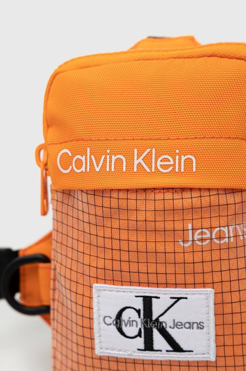 Calvin Klein Jeans Ledvinka oranžová barva - Pepit.cz