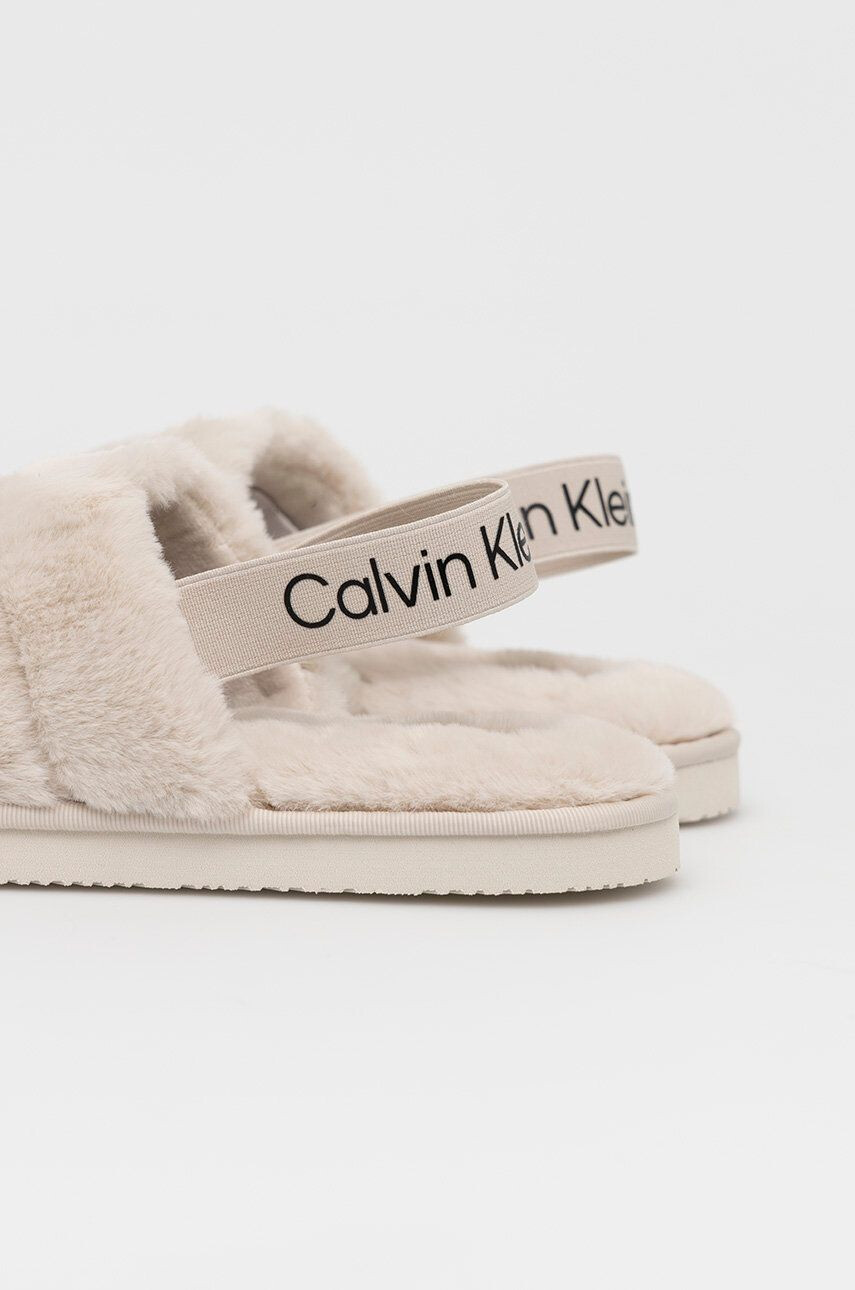 Calvin Klein Jeans Pantofle Home Slipper Fakefur Elastic béžová barva - Pepit.cz