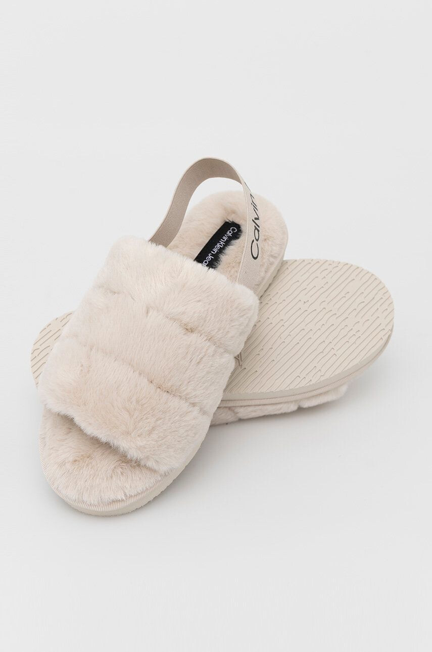 Calvin Klein Jeans Pantofle Home Slipper Fakefur Elastic béžová barva - Pepit.cz