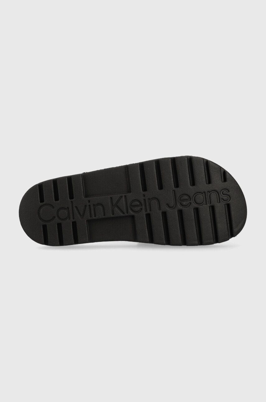 Calvin Klein Jeans Pantofle YW0YW00893 TRUCK SLIDE MONOGRAM RUBBER W dámské černá barva - Pepit.cz