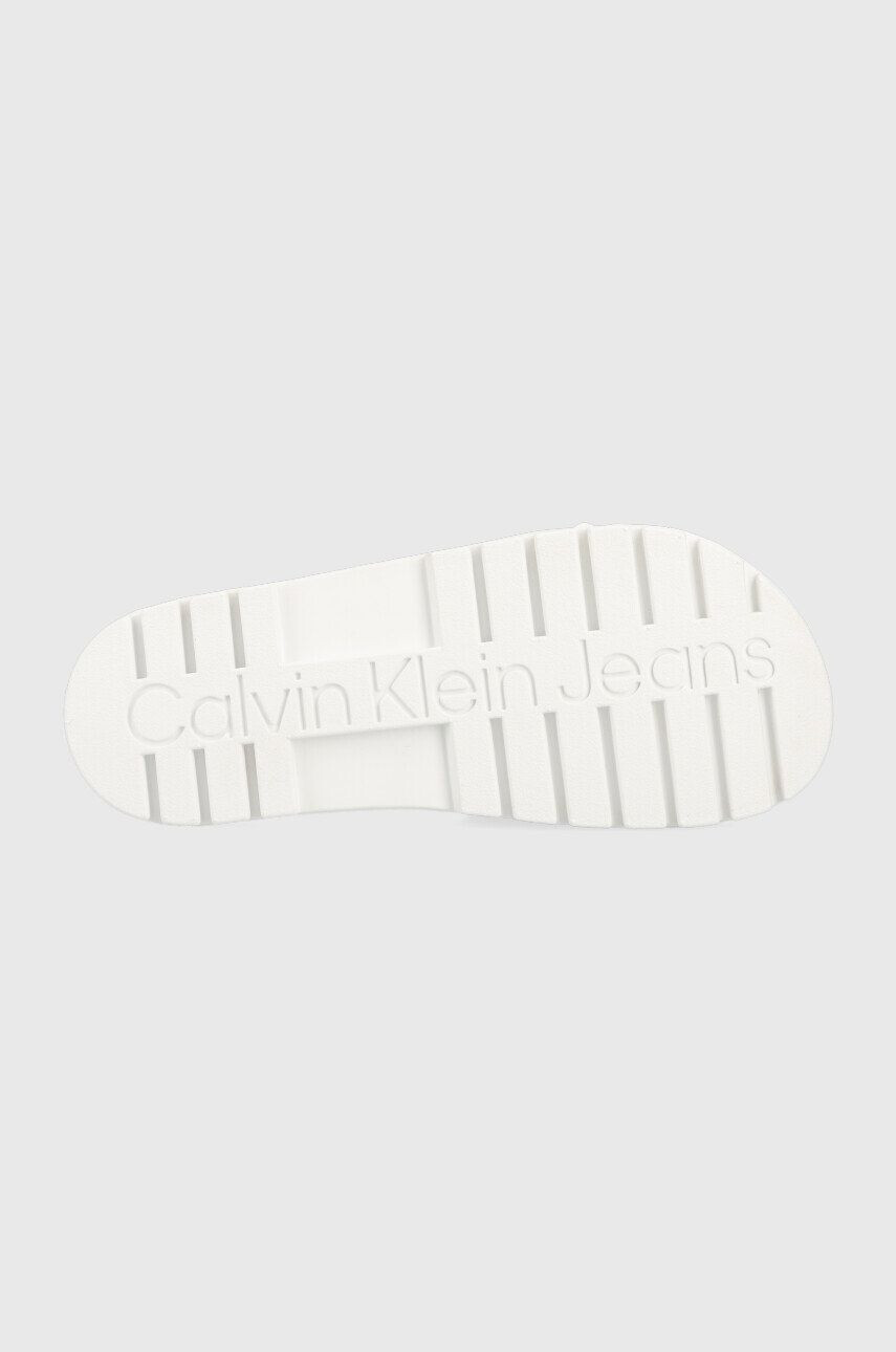 Calvin Klein Jeans Pantofle YW0YW00893 TRUCK SLIDE MONOGRAM RUBBER W dámské bílá barva - Pepit.cz