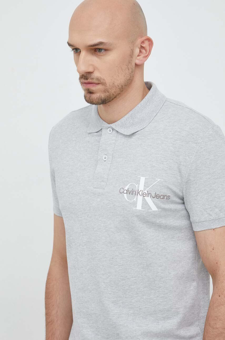 Calvin Klein Jeans Polo tričko šedá barva s potiskem - Pepit.cz