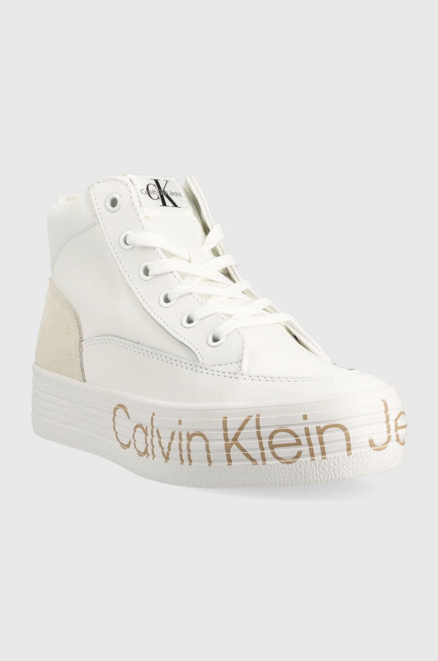 Calvin Klein Jeans Sneakers boty Yw0yw00865 Vulc Flatf Mid Wrap Around Logo bílá barva - Pepit.cz