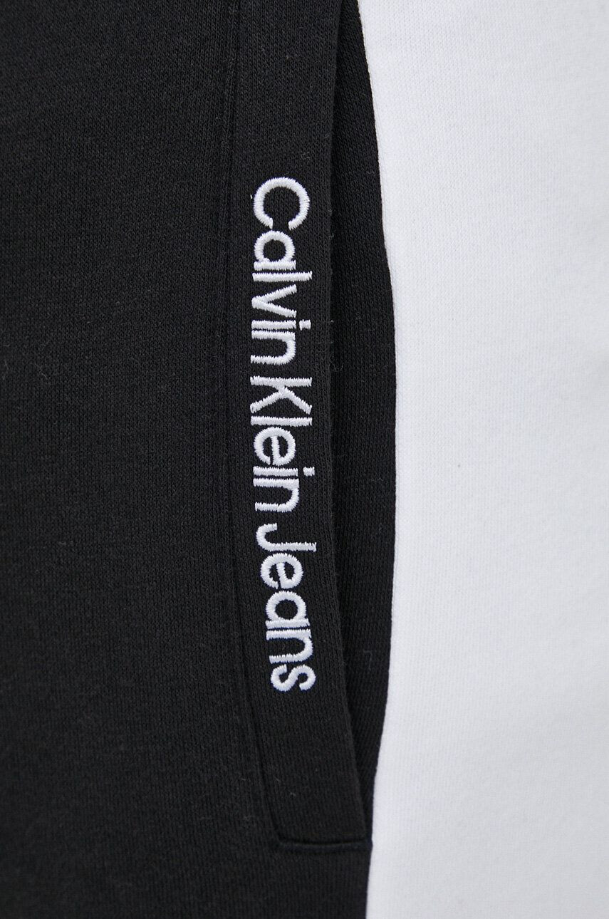 Calvin Klein Jeans Tepláky černá barva vzorované - Pepit.cz