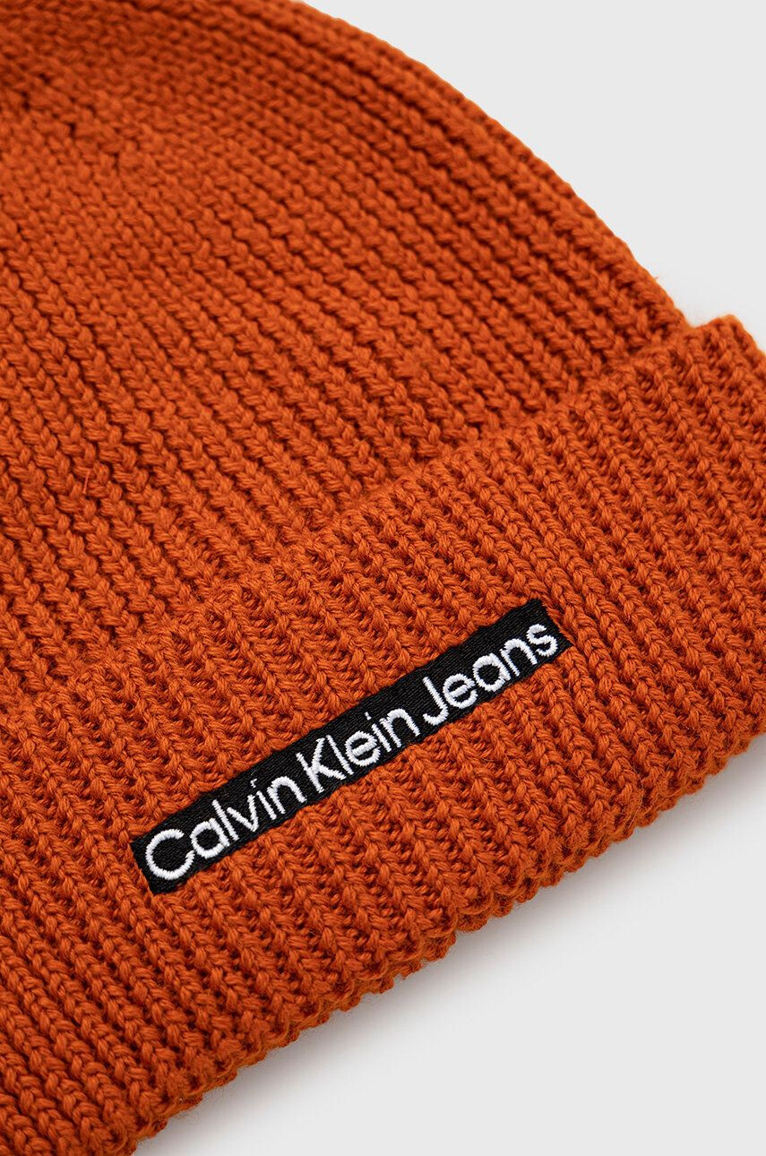 Calvin Klein Jeans Čepice oranžová barva z tenké pleteniny - Pepit.cz