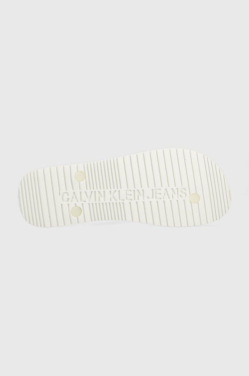 Calvin Klein Jeans Žabky BEACH SANDAL MONOGRAM TPU pánské bílá barva - Pepit.cz