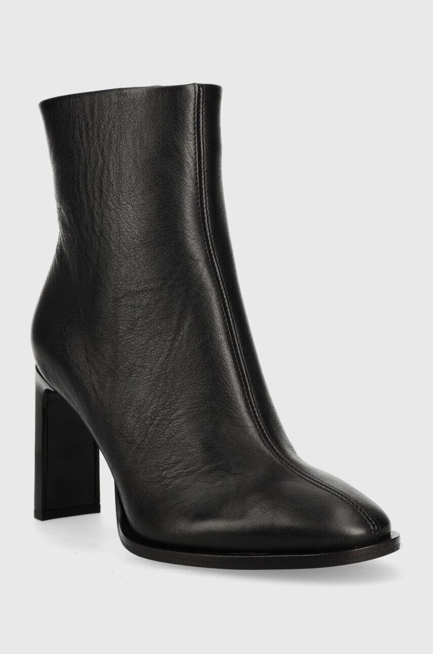 Calvin Klein Kožené kotníkové boty Curved Stil Ankle Boot 80 dámské černá barva na podpatku - Pepit.cz