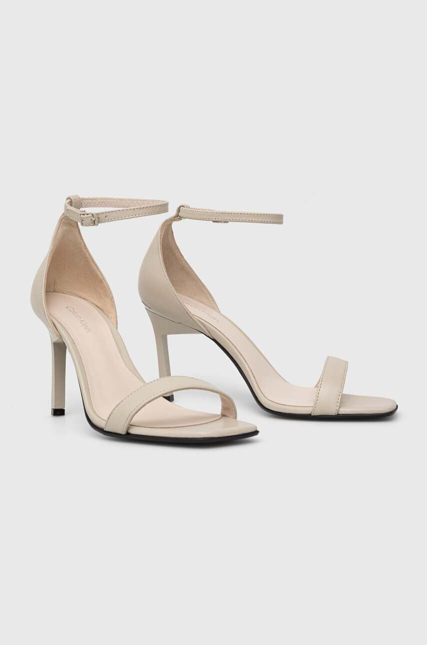 Calvin Klein Kožené sandály GEO STILETTO SANDAL béžová barva HW0HW01610 - Pepit.cz