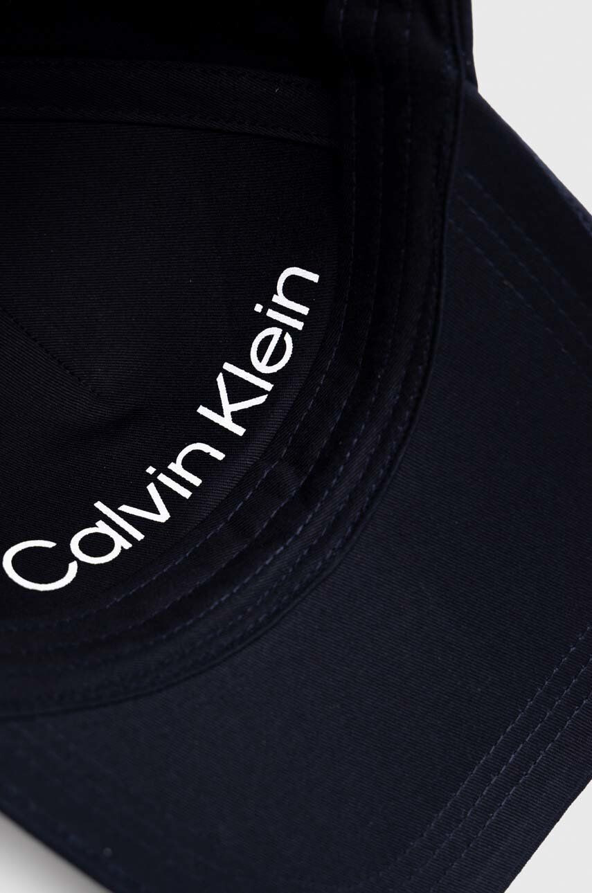 Calvin Klein Kšiltovka tmavomodrá barva hladká - Pepit.cz