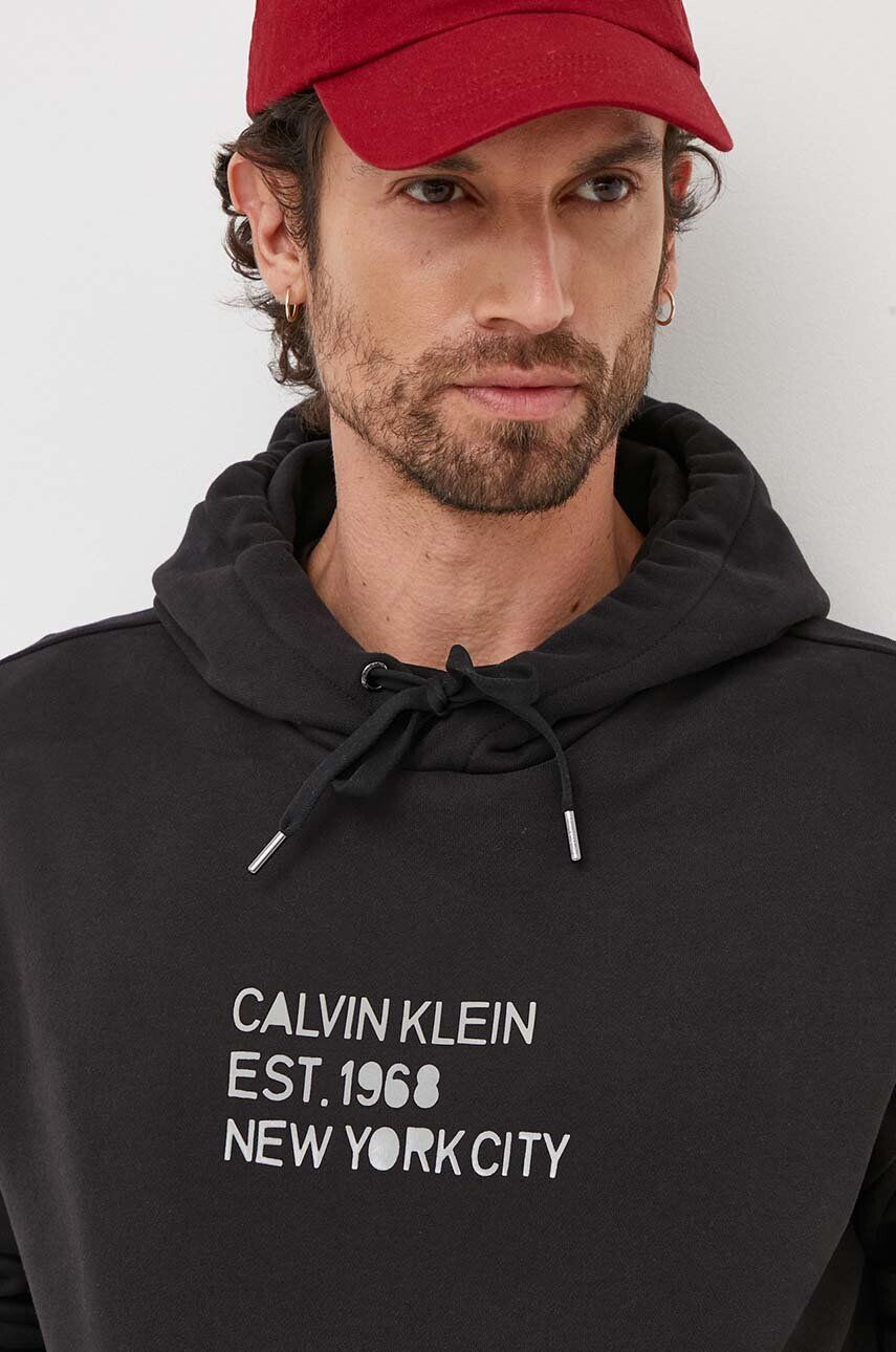 Calvin Klein Mikina pánská černá barva s kapucí s potiskem - Pepit.cz