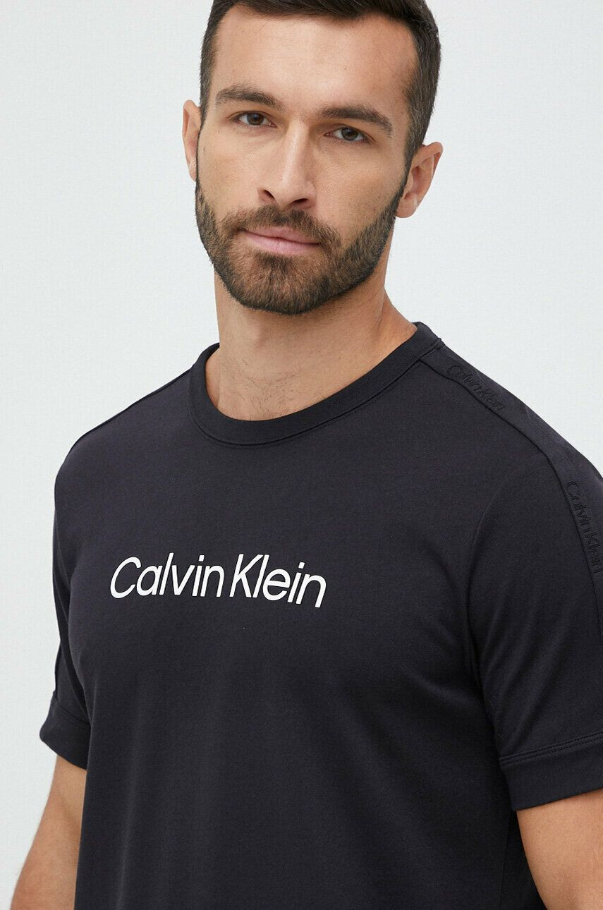 Calvin Klein Performance Sportovní tričko Effect černá barva s potiskem - Pepit.cz