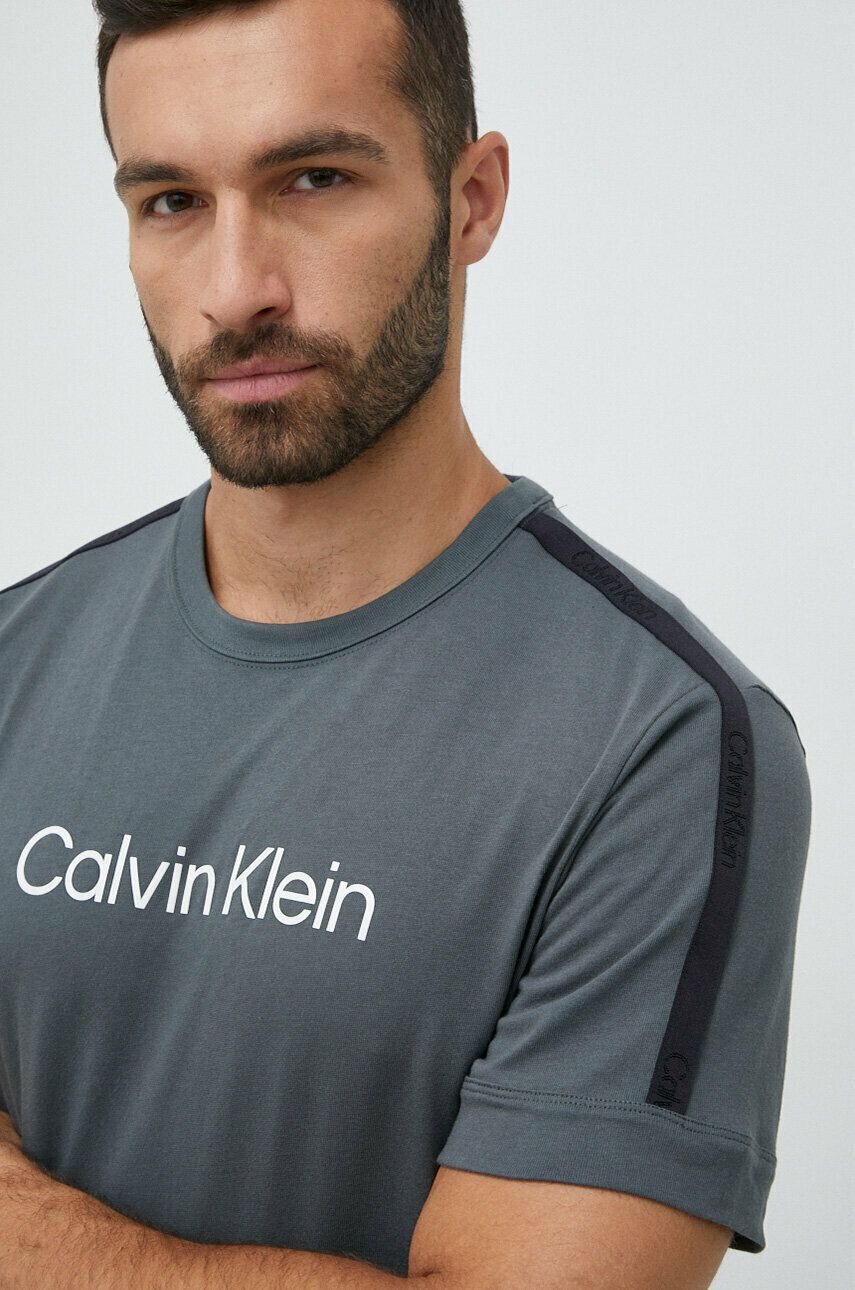 Calvin Klein Performance Sportovní tričko Effect šedá barva s potiskem - Pepit.cz