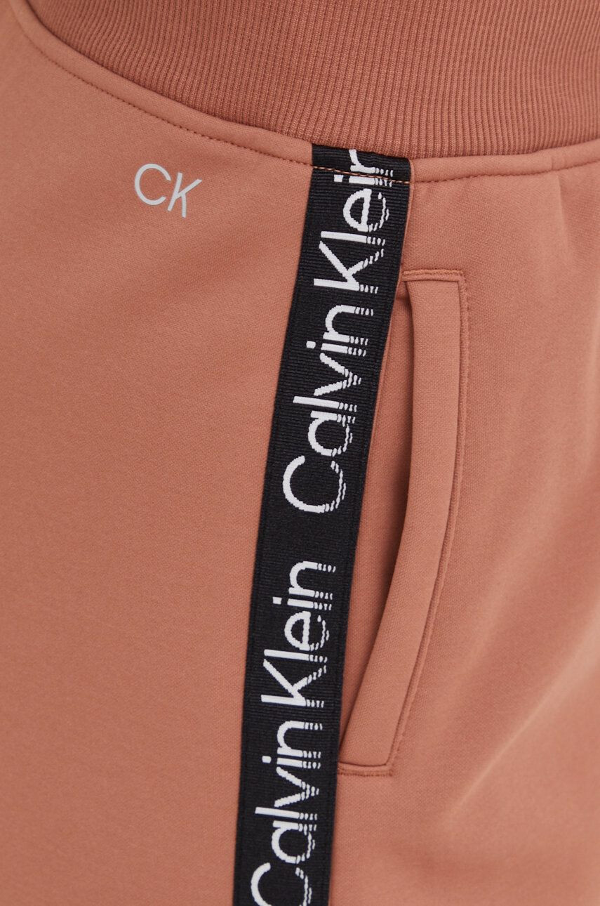 Calvin Klein Performance Tepláky dámské vínová barva s aplikací - Pepit.cz