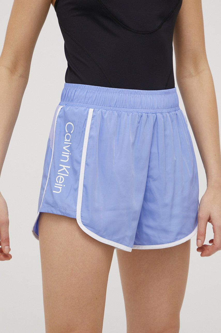 Calvin Klein Performance Tréninkové šortky Ck Essentials dámské fialová barva s potiskem high waist - Pepit.cz