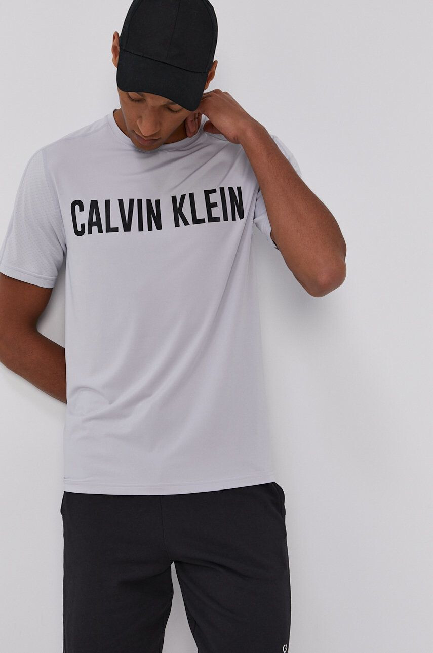 Calvin Klein Performance Tričko pánské šedá barva s potiskem - Pepit.cz