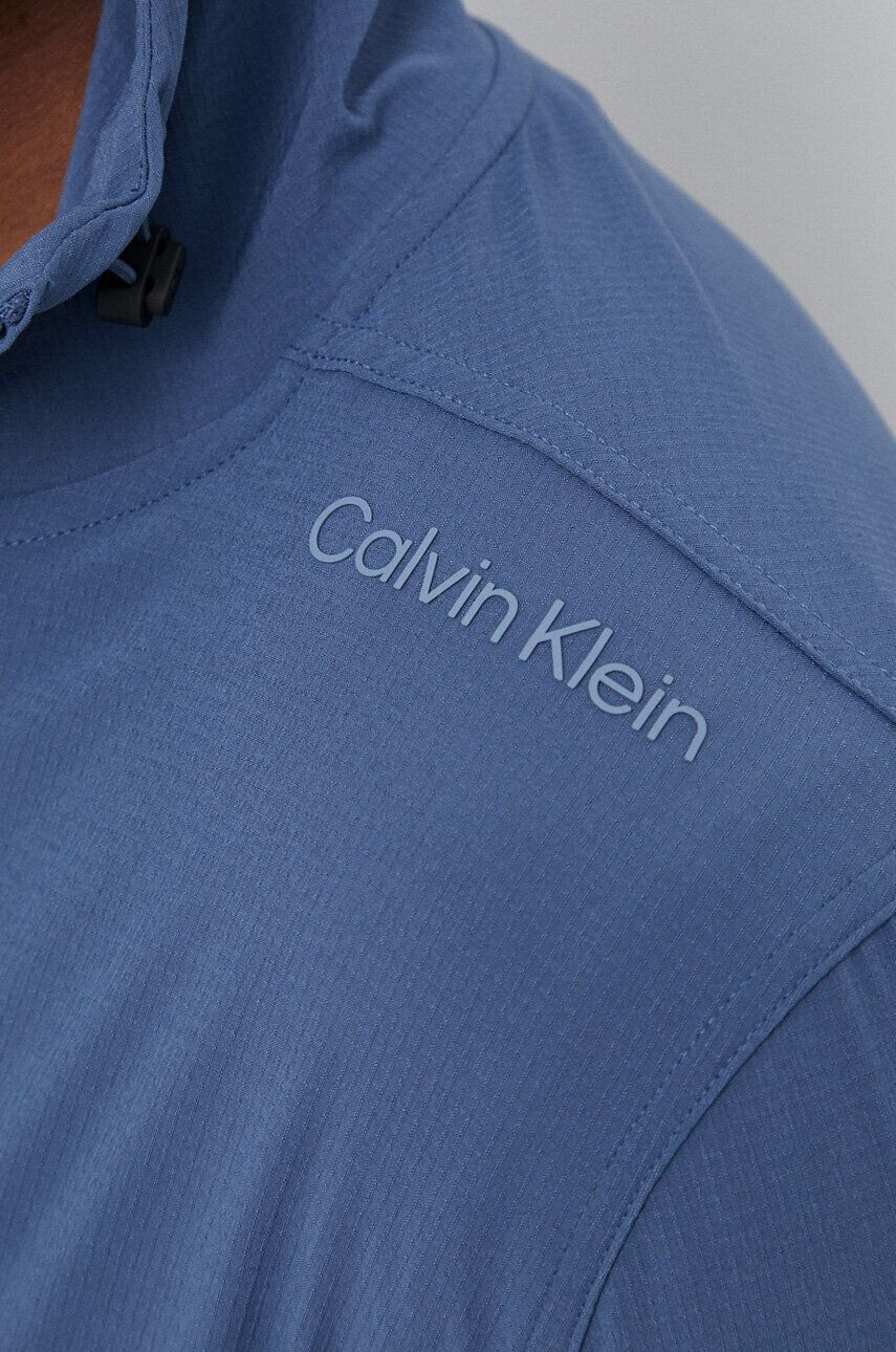 Calvin Klein Performance Větrovka Essentials tmavomodrá barva přechodná - Pepit.cz