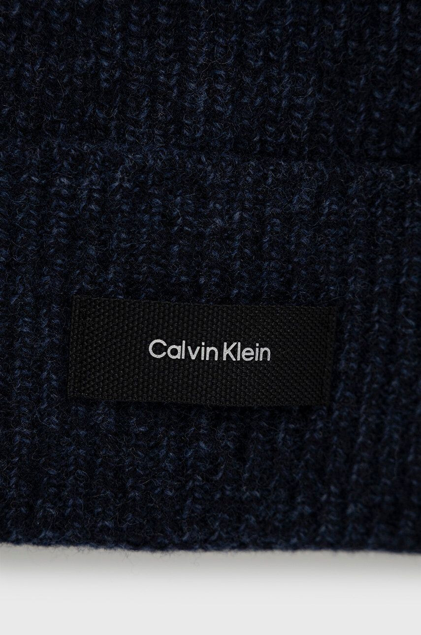 Calvin Klein Čepice tmavomodrá barva z tenké pleteniny - Pepit.cz