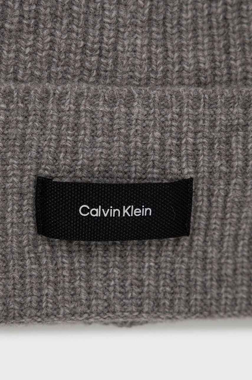 Calvin Klein Čepice šedá barva z tenké pleteniny - Pepit.cz