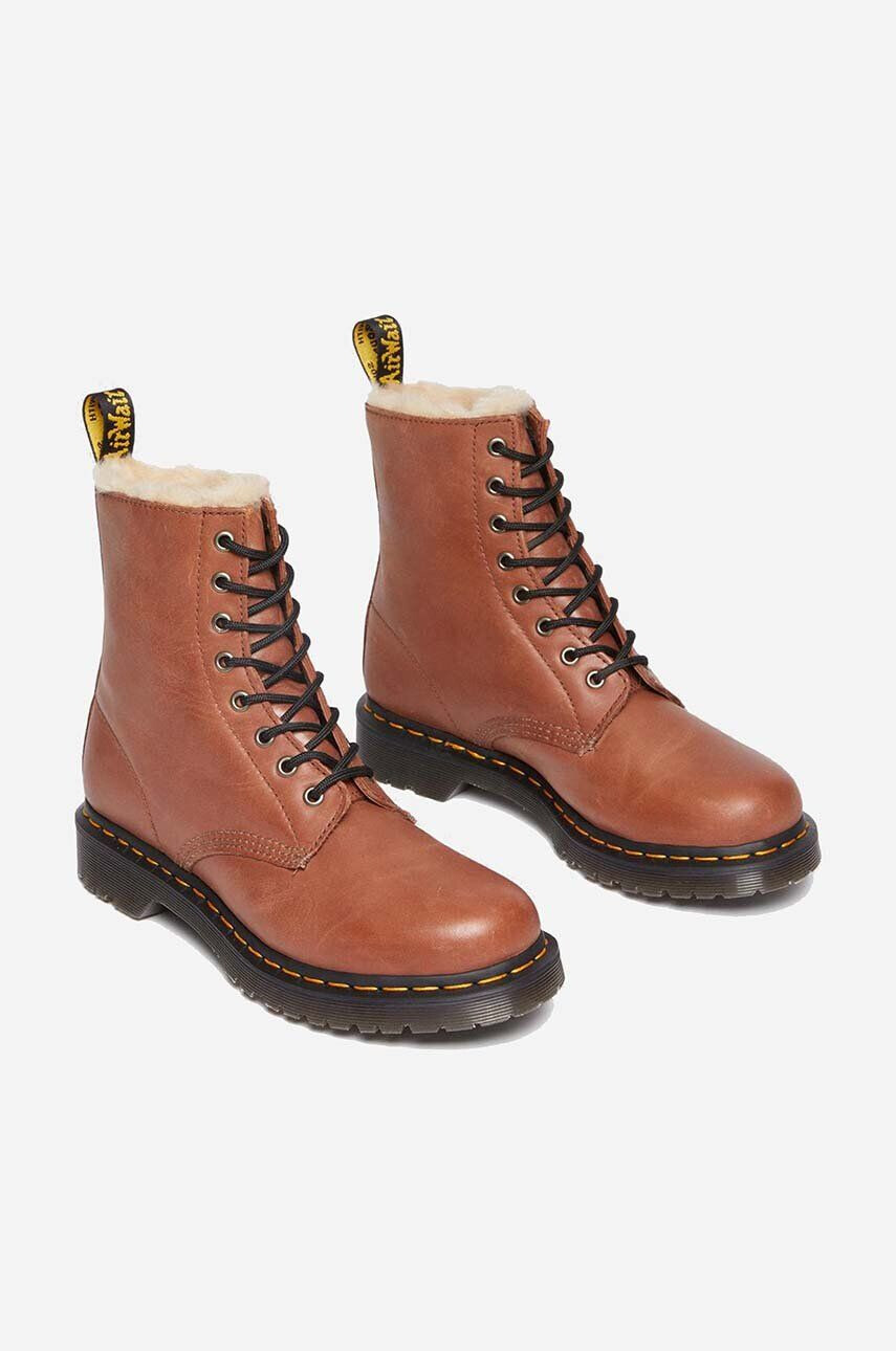 Dr. Martens Kožené kotníkové boty 1460 Serena dámské hnědá barva na plochém podpatku lehce zateplené DM27782225 - Pepit.cz