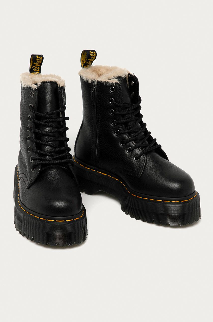 Dr. Martens Kožené workery 25637001 Jadon Fl černá barva na platformě zateplené - Pepit.cz