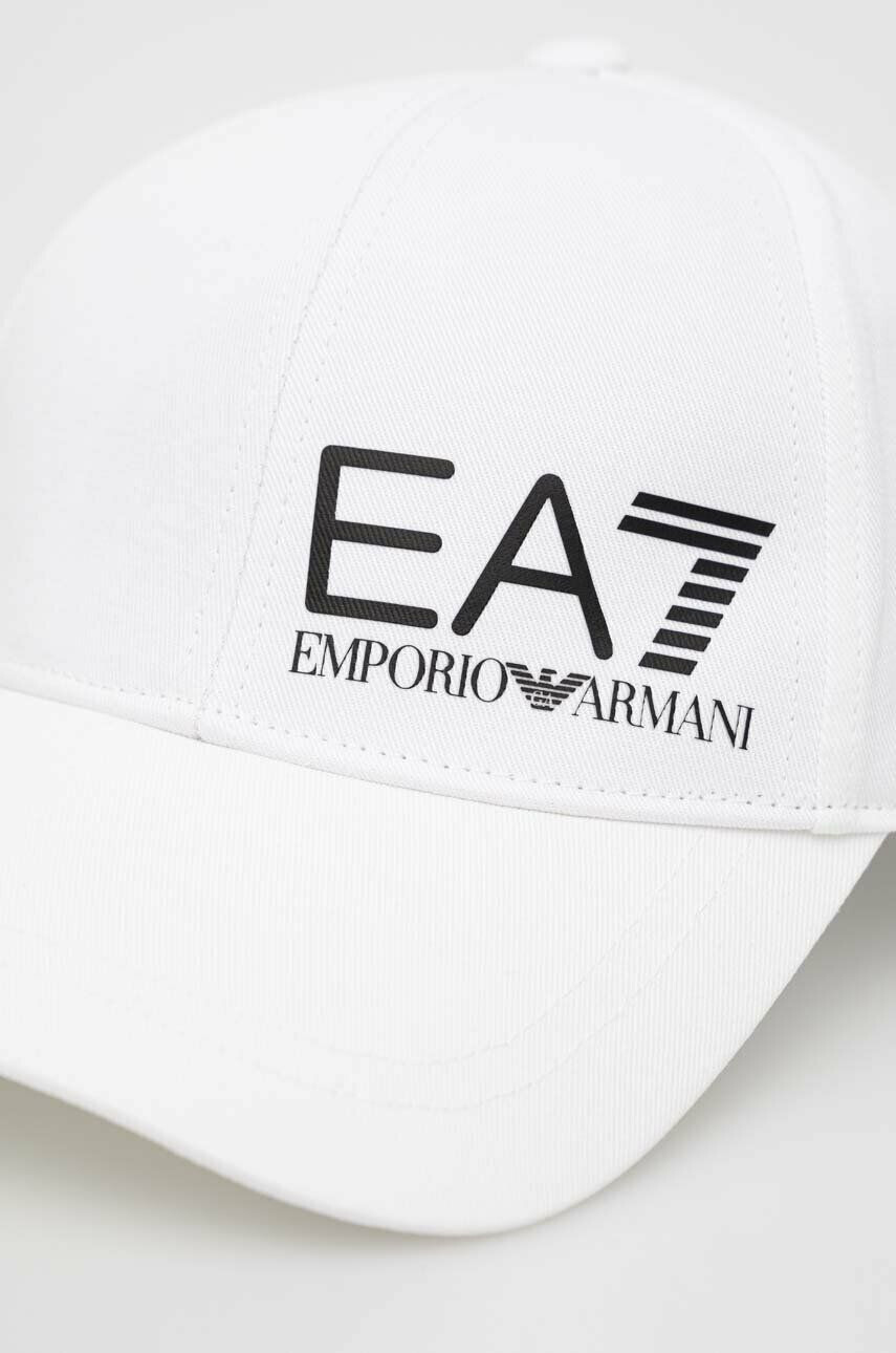 EA7 Emporio Armani Bavlněná baseballová čepice bílá barva s potiskem - Pepit.cz