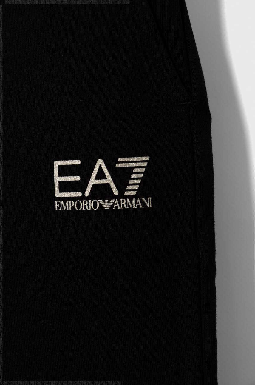 EA7 Emporio Armani Dětské tepláky černá barva s potiskem - Pepit.cz