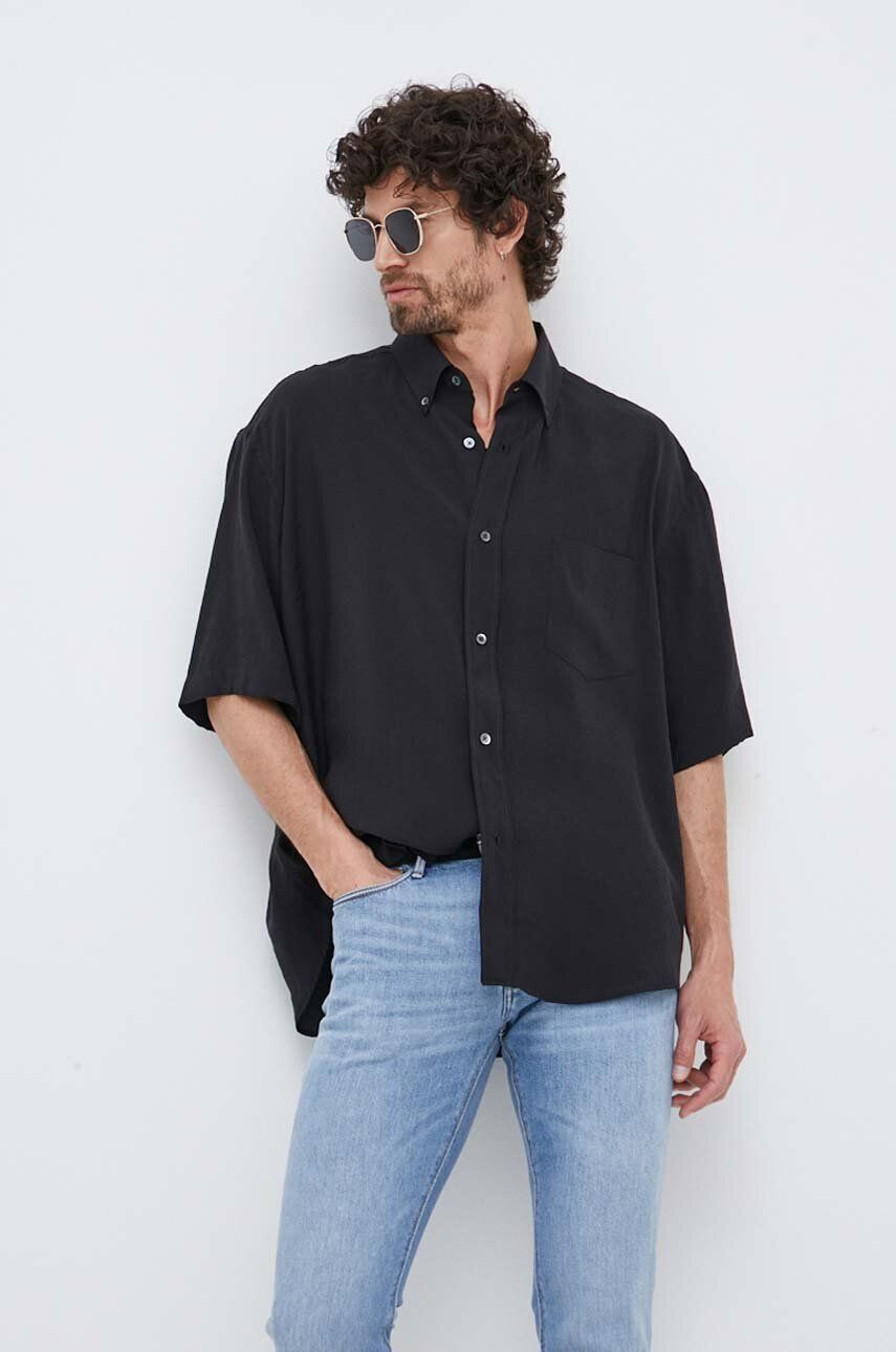 Emporio Armani Košile pánská černá barva relaxed s límečkem button-down - Pepit.cz