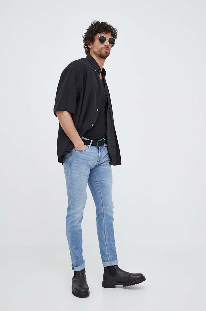 Emporio Armani Košile pánská černá barva relaxed s límečkem button-down - Pepit.cz