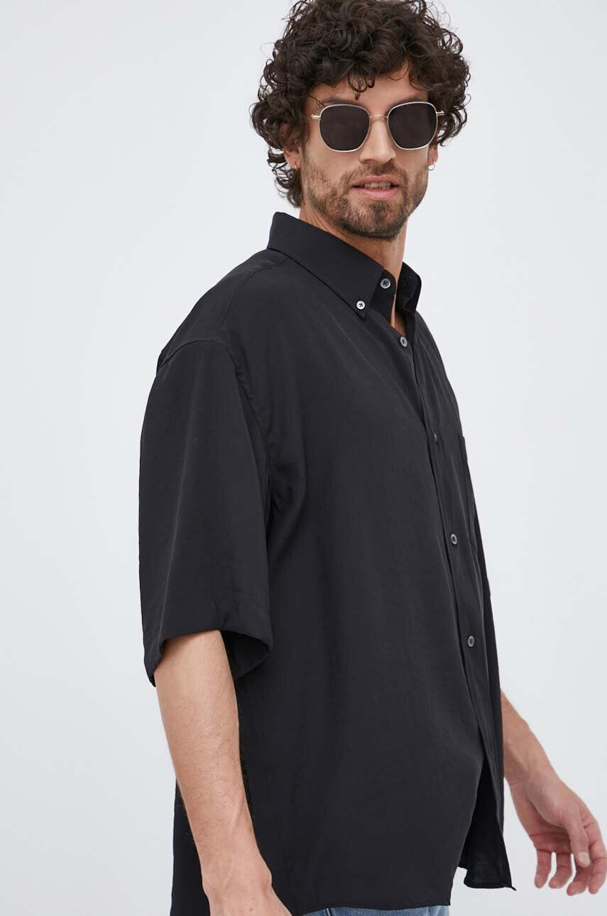 Emporio Armani Košile pánská černá barva relaxed s límečkem button-down - Pepit.cz